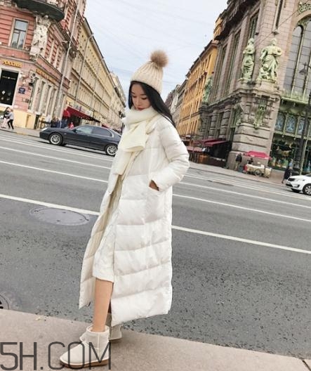 白色羽絨服配什么鞋子？白色羽絨服搭配鞋子圖片