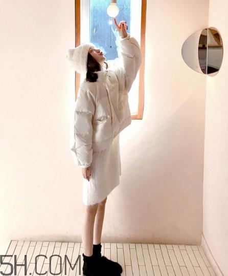 白色羽絨服配什么鞋子？白色羽絨服搭配鞋子圖片