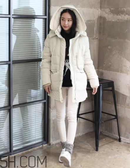 白色羽絨服配什么褲子？白色羽絨服搭配褲子圖片