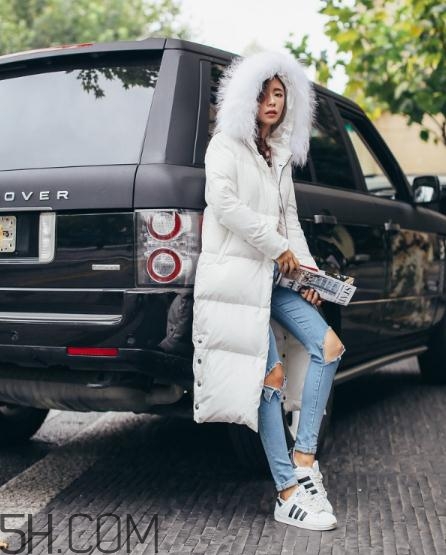 白色羽絨服配什么褲子？白色羽絨服搭配褲子圖片