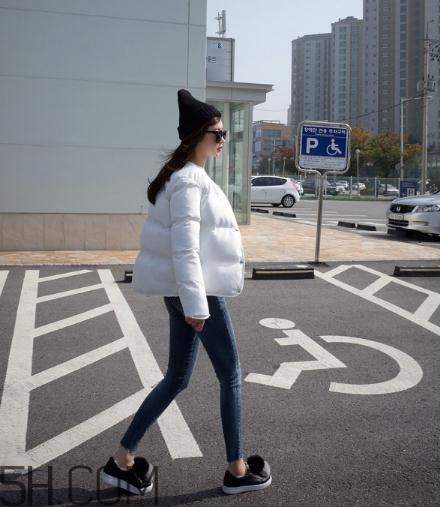 白色羽絨服配什么褲子？白色羽絨服搭配褲子圖片