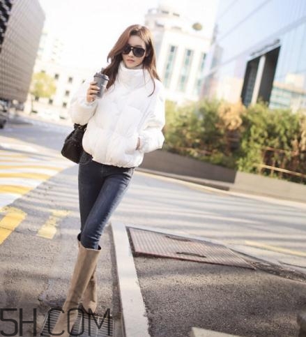 白色羽絨服配什么褲子？白色羽絨服搭配褲子圖片