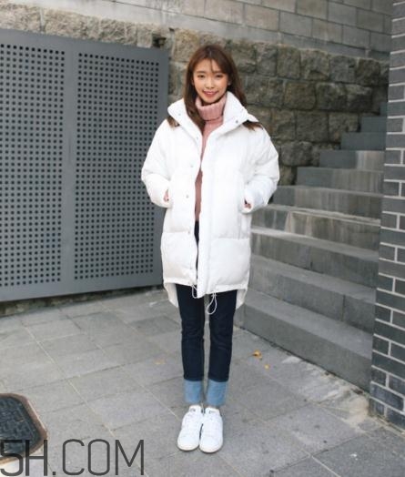 白色羽絨服配什么褲子？白色羽絨服搭配褲子圖片