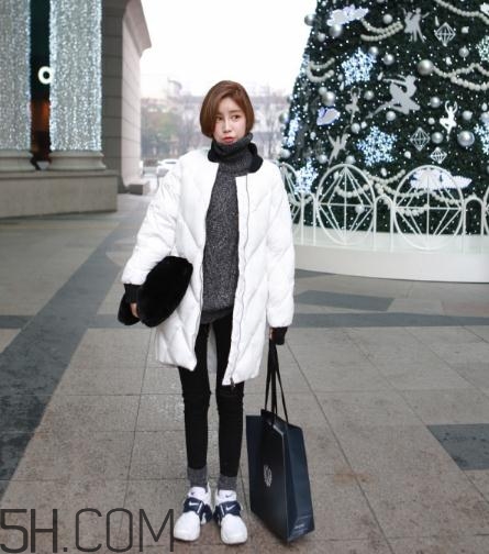 白色羽絨服配什么褲子？白色羽絨服搭配褲子圖片