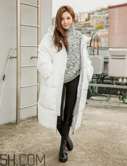 白色羽絨服配什么顏色毛衣？白色羽絨服搭配毛衣圖片