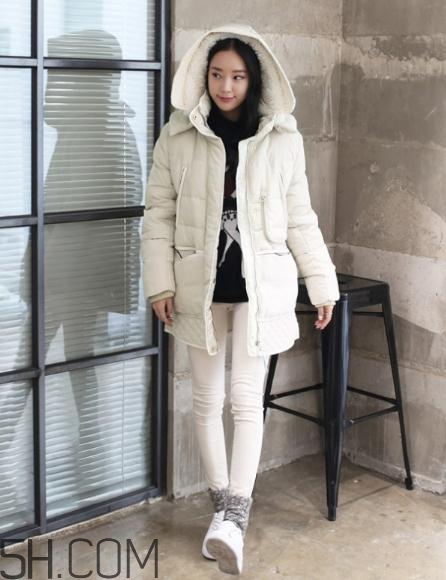 白色羽絨服配什么顏色毛衣？白色羽絨服搭配毛衣圖片