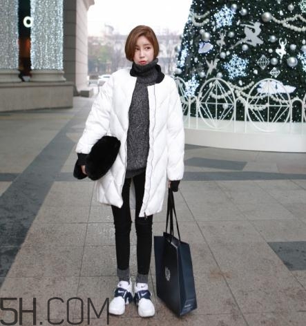 白色羽絨服配什么顏色毛衣？白色羽絨服搭配毛衣圖片