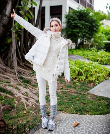 白色羽絨服配什么顏色毛衣？白色羽絨服搭配毛衣圖片