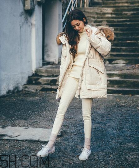 白色羽絨服配什么顏色毛衣？白色羽絨服搭配毛衣圖片