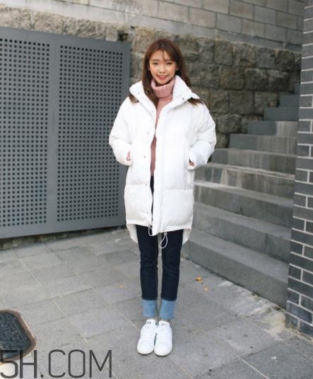 白色羽絨服配什么顏色毛衣？白色羽絨服搭配毛衣圖片