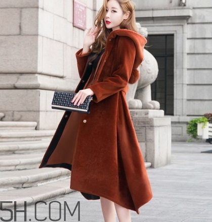 焦糖色衣服怎么搭配？焦糖色衣服搭配示范