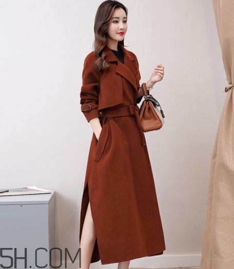 焦糖色衣服怎么搭配？焦糖色衣服搭配示范