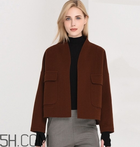 焦糖色衣服怎么搭配？焦糖色衣服搭配示范