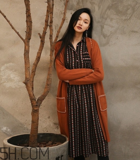 焦糖色衣服怎么搭配？焦糖色衣服搭配示范