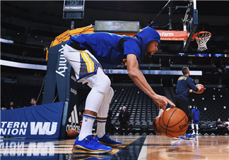 under armour curry 4 low勇士隊(duì)藍(lán)金配色會(huì)發(fā)售嗎？