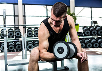 啞鈴彎舉可以天天練嗎？啞鈴彎舉手腕疼是什么原因？