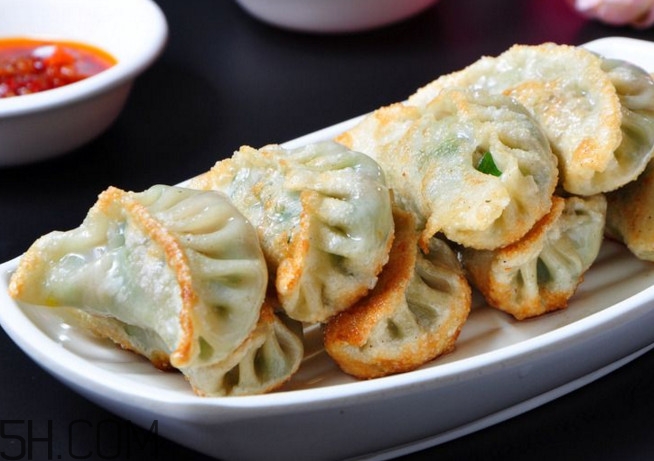 煎餃?zhǔn)窍戎笫爝€是蒸熟？煎餃和鍋貼有什么區(qū)別