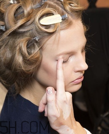 眼影可以用手指涂嗎？哪種眼影適合用手指涂