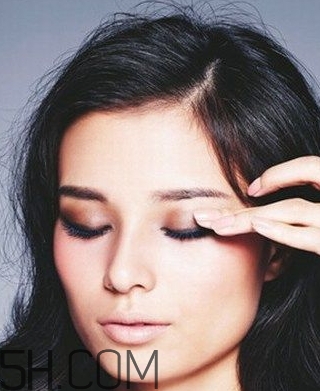 眼影可以用手指涂嗎？哪種眼影適合用手指涂