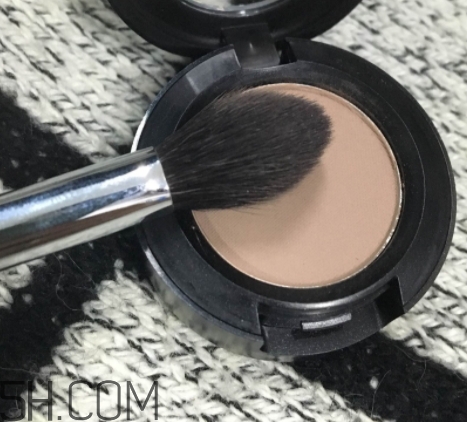 眼影可以用手指涂嗎？哪種眼影適合用手指涂