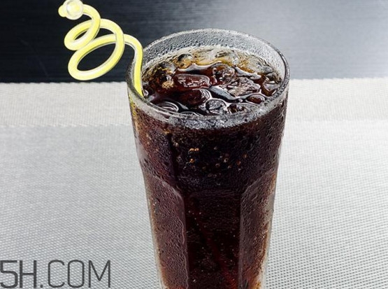 可樂和牛奶混在一起能喝嗎？可樂不能和什么一起喝