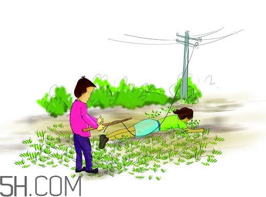 人穿著塑料拖鞋會(huì)觸電嗎？220V家用電觸電能使人致殘致死嗎