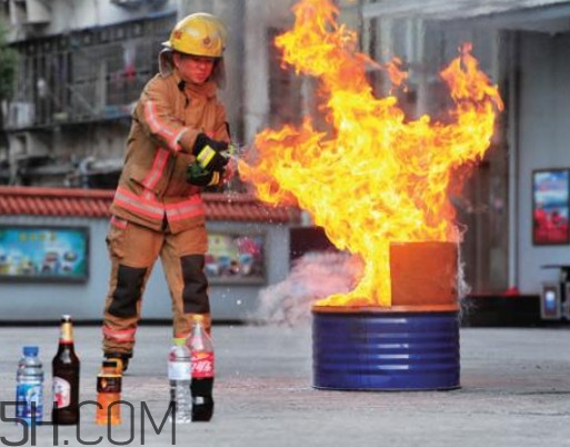 可樂(lè)能洗頭嗎？可樂(lè)能滅火嗎