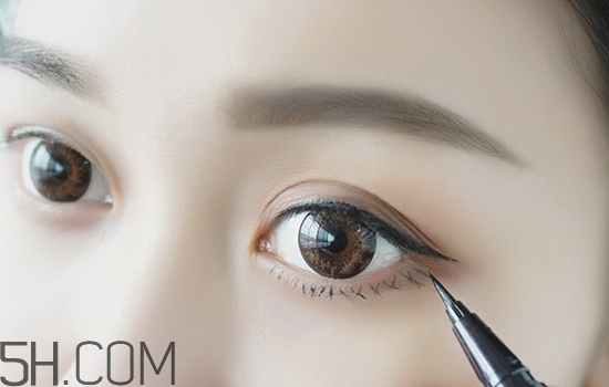 秋冬適合什么妝容？怎樣涂口紅好看？