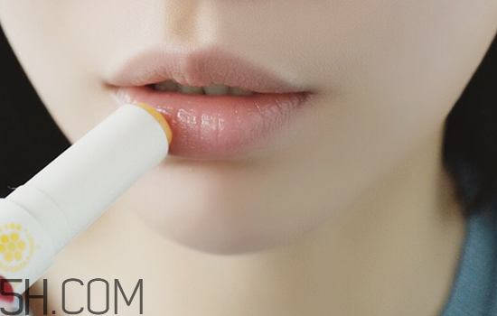 秋冬適合什么妝容？怎樣涂口紅好看？