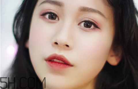 秋冬適合什么妝容？怎樣涂口紅好看？