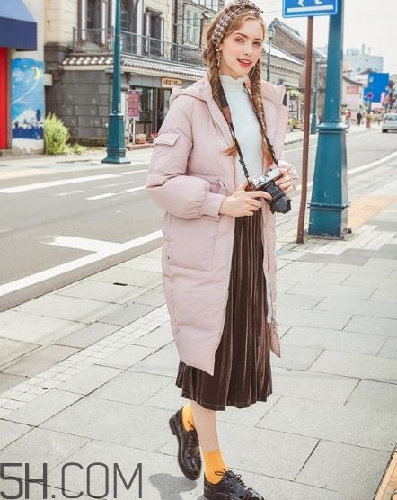 粉色羽絨服怎么搭配？粉色羽絨服搭配圖片