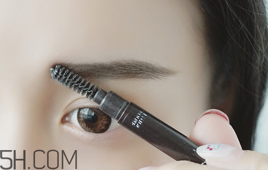 秋冬適合什么妝容？怎樣涂口紅好看？