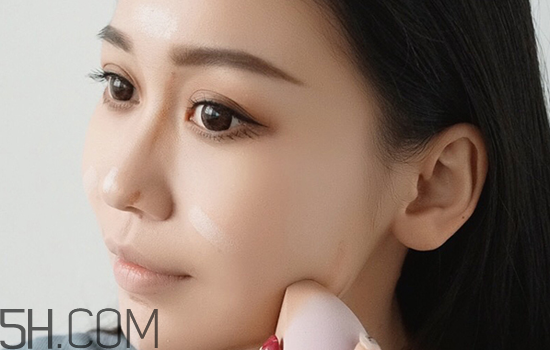 秋冬適合什么妝容？怎樣涂口紅好看？