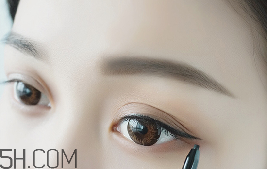 秋冬適合什么妝容？怎樣涂口紅好看？