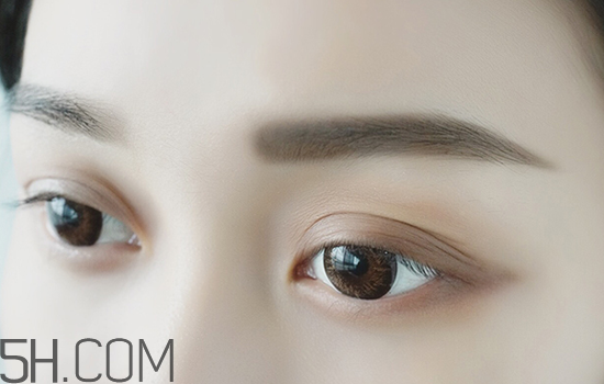 秋冬適合什么妝容？怎樣涂口紅好看？