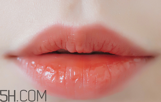 秋冬適合什么妝容？怎樣涂口紅好看？