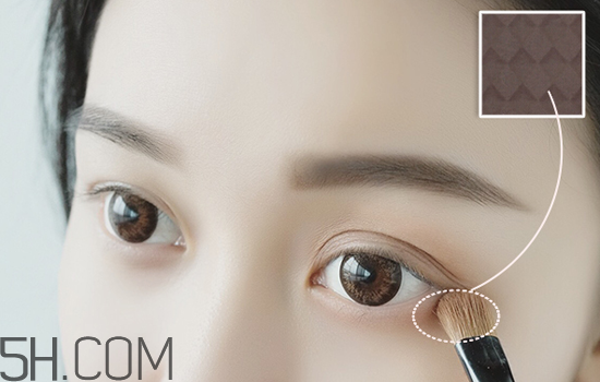 秋冬適合什么妝容？怎樣涂口紅好看？