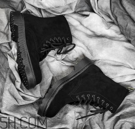 馬丁靴磨腳后跟怎么辦？馬丁靴硌腳怎么辦？