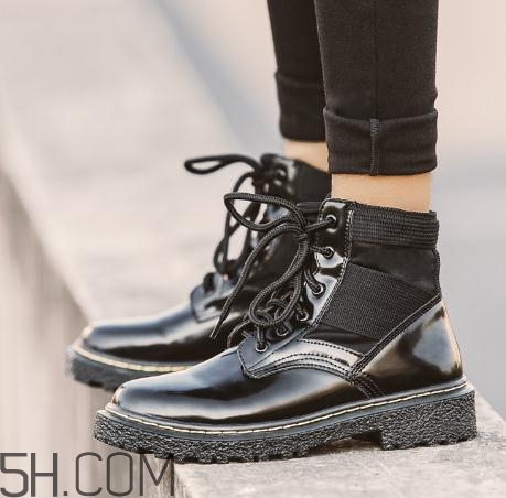 馬丁靴磨腳后跟怎么辦？馬丁靴硌腳怎么辦？