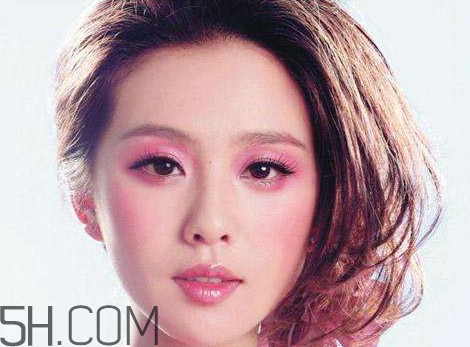 酒紅色眼妝配什么口紅 秋冬酒紅色眼妝怎么畫 酒紅色眼妝配什么口紅 秋冬酒紅色眼妝怎么畫