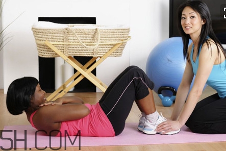 仰臥起坐起不來怎么辦？仰臥起坐對身體有傷害嗎