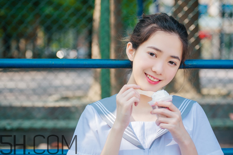 美寶蓮小燈管16號(hào)奶茶色好看嗎？學(xué)生黨口紅什么顏色好看？