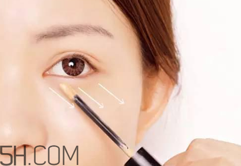 遮瑕膏過期了還能用嗎？遮瑕膏容易浮粉怎么辦？