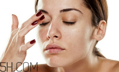 遮瑕膏過期了還能用嗎？遮瑕膏容易浮粉怎么辦？