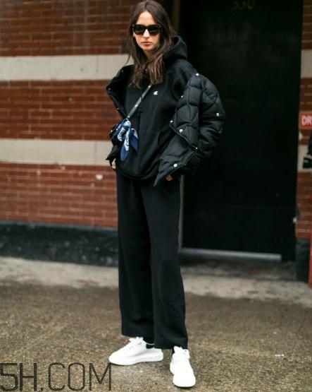 冬天穿闊腿褲配什么鞋子？冬天闊腿褲搭配鞋子圖片