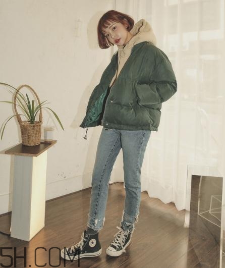 軍綠色羽絨服怎么搭配？軍綠色羽絨服搭配圖片