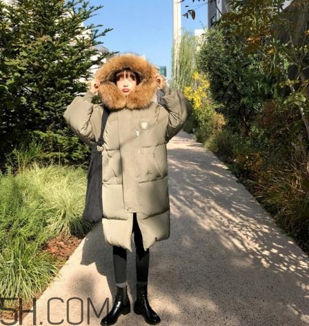 軍綠色羽絨服怎么搭配？軍綠色羽絨服搭配圖片