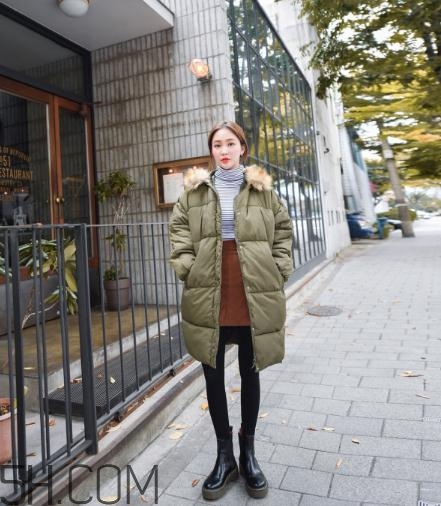 軍綠色羽絨服怎么搭配？軍綠色羽絨服搭配圖片