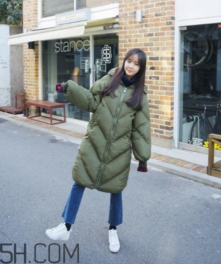軍綠色羽絨服怎么搭配？軍綠色羽絨服搭配圖片