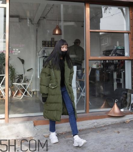 軍綠色羽絨服怎么搭配？軍綠色羽絨服搭配圖片